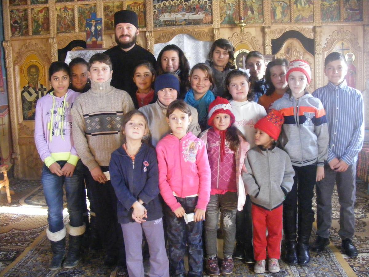 Tinerii veniti la repetitie de colinde. 